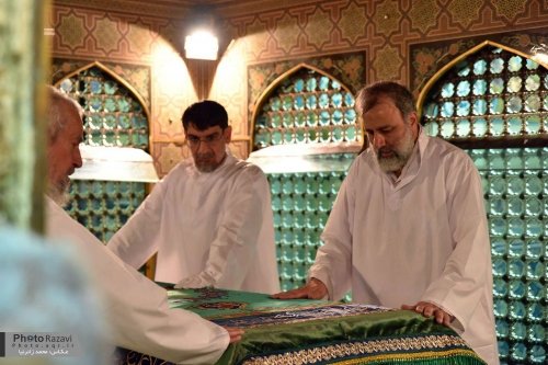 İmam Rzanın (ə) mübarək qəbrinin tozunun alınması mərasimi keçirildi (Foto)