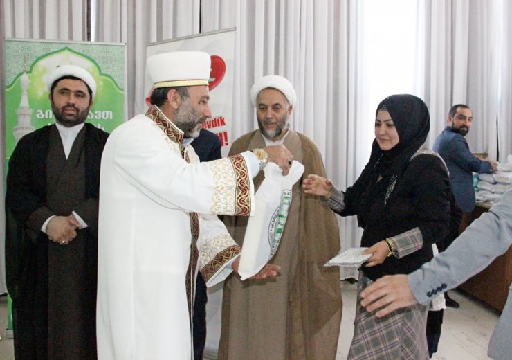 GÜRCÜSTANDA TƏNTƏLİ ŞƏKİLDƏ “MƏBƏS” BAYRAMI (FOTO)