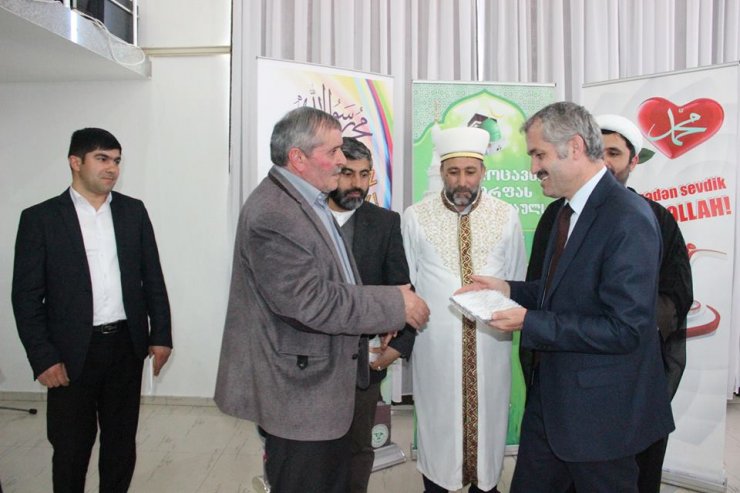 GÜRCÜSTANDA TƏNTƏLİ ŞƏKİLDƏ “MƏBƏS” BAYRAMI (FOTO)