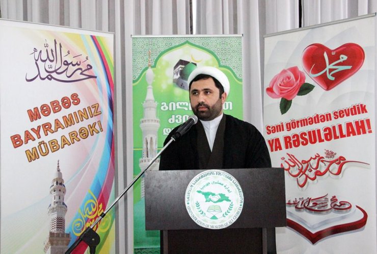 GÜRCÜSTANDA TƏNTƏLİ ŞƏKİLDƏ “MƏBƏS” BAYRAMI (FOTO)