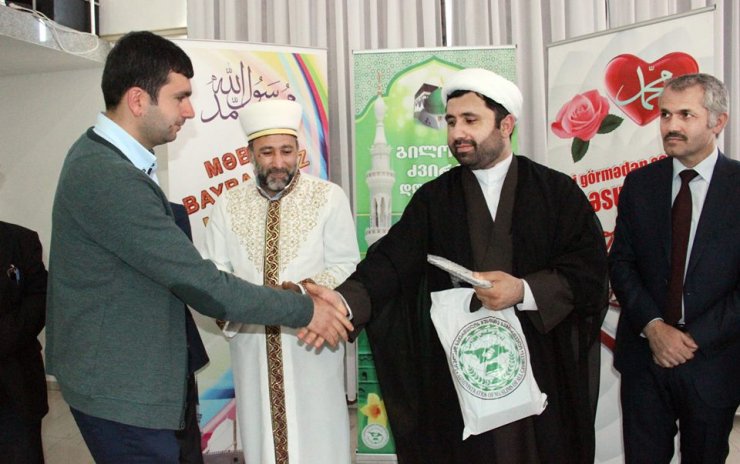 GÜRCÜSTANDA TƏNTƏLİ ŞƏKİLDƏ “MƏBƏS” BAYRAMI (FOTO)
